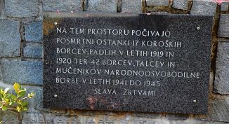 Spominska plošča kot del spomenika pred občino Dravograd