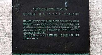 Spominska plošča na nekdanjem Sebenikarjevem posestvu