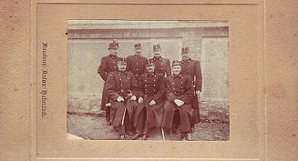 fotografija domobranskih častnikov z Rudolfom Maistrom