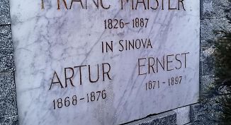 Spominska plošča na pokopališču v Mengšu Francu, Arturju in Ernestu Maistru
