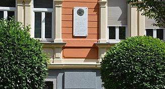 Hiša s spominsko ploščo na Maistrovi 17