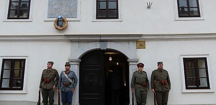 štirje vojaki pred stavbo