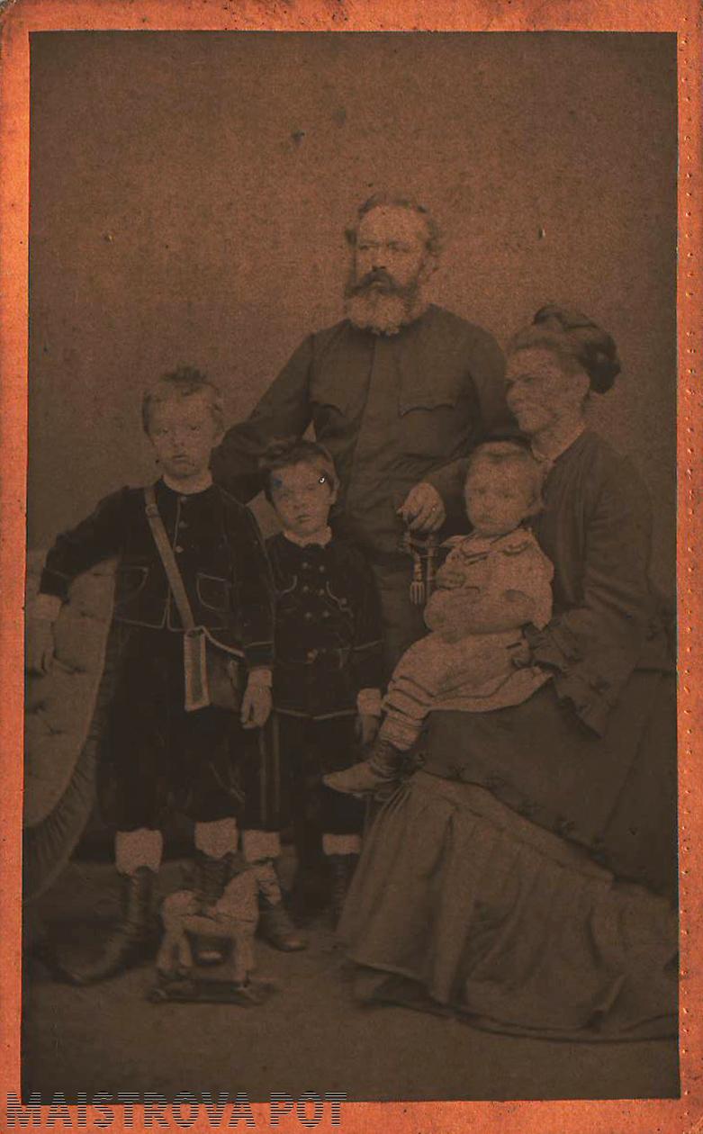 Maistrova družina: oče Franc, mati Frančiška, sinovi Artur, Ernest in Rudolf, 1875; hrani družina Maister.