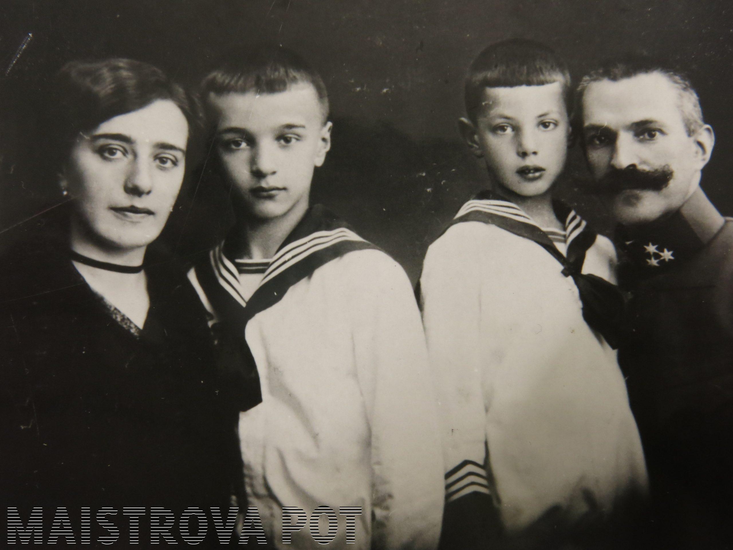 Rudolf Maister z ženo Marijo (Marico) ter sinovoma Hrvojem in Ernestom, 1916; hrani družina Maister.