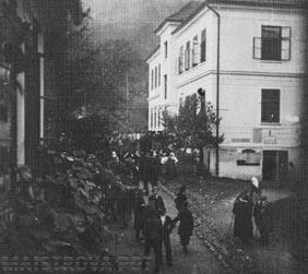 fotografija dan plebiscita pred osnovno šolo Libeliče