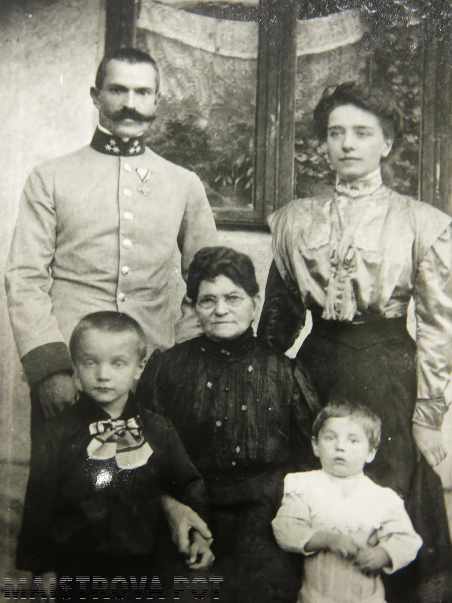 fotografija Stotnik Maister z družino in mamo v Przemyślu leta 1910