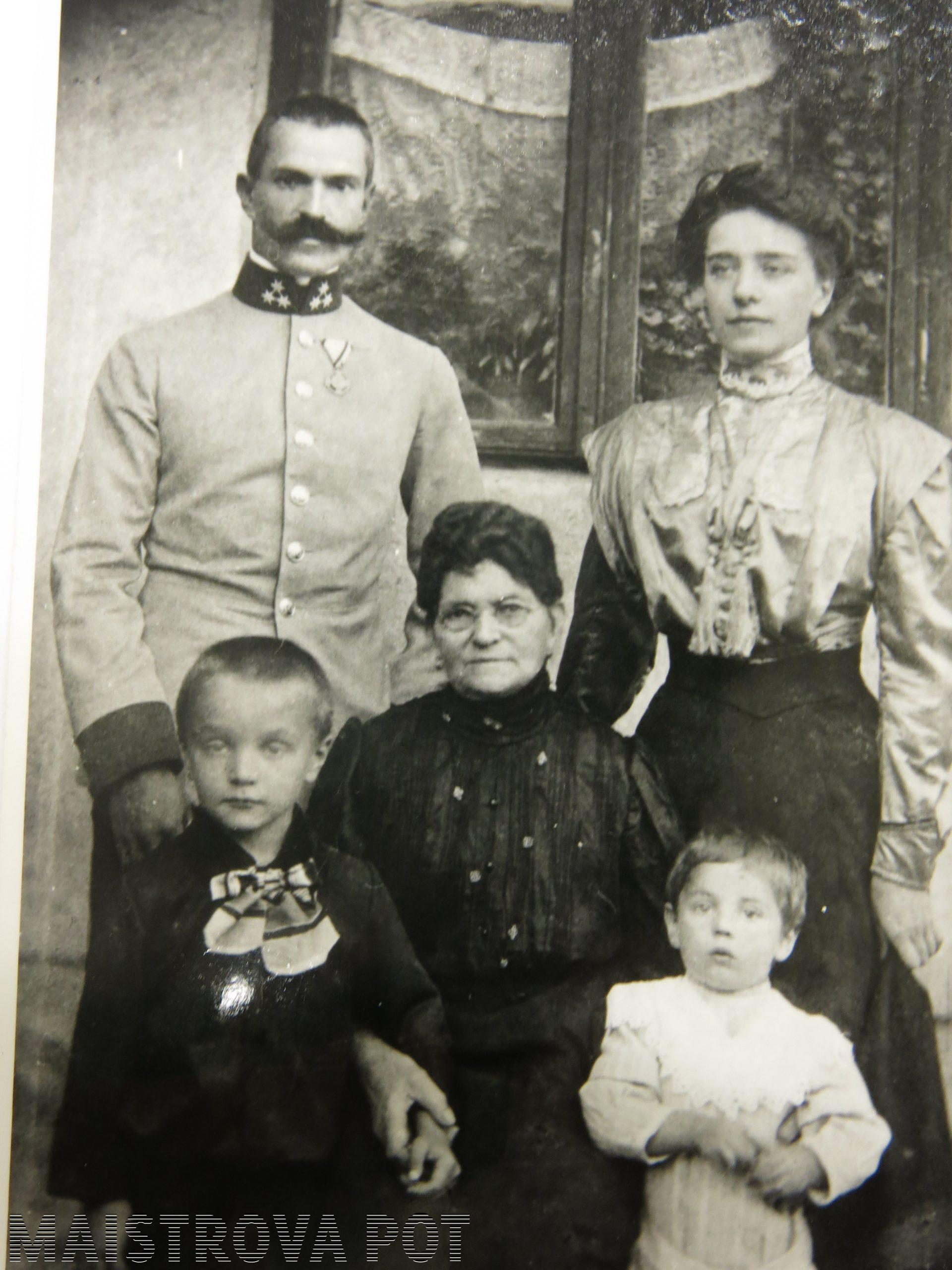 Rudolf s svojo družino in materjo Frančiško v Przemyślu, 1910; hrani družina Maister.